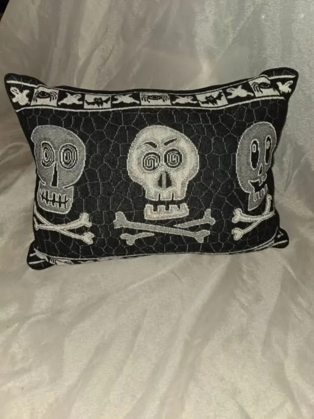 Halloween Skull & Cross Bones Rectangular Tapestry Thow Pillow